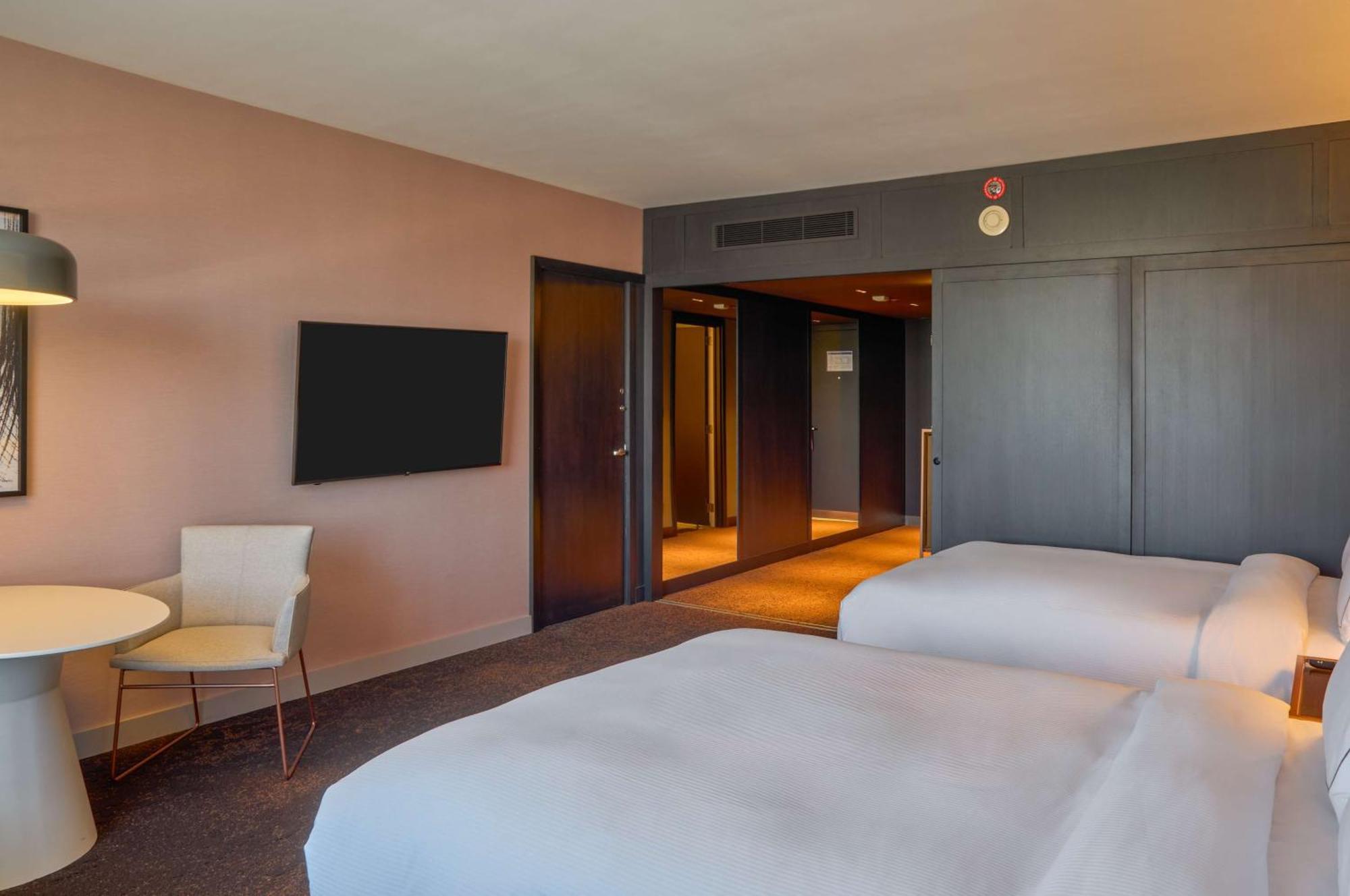 Hilton Buenos Aires Hotel Exterior photo Deluxe room