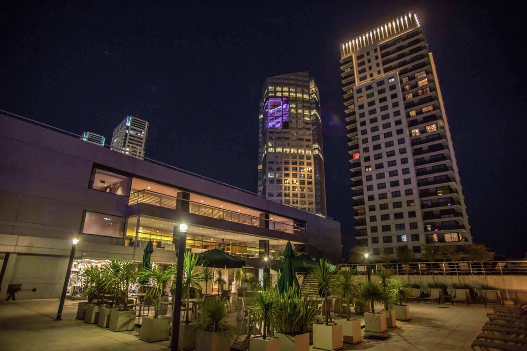 Hilton Buenos Aires Hotel Exterior photo The complex at night